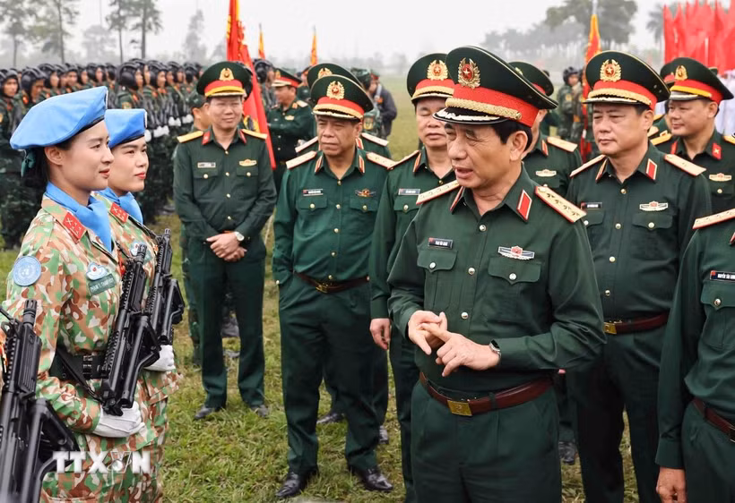 Đại tướng Phan Văn Giang, Ủy viên Bộ Chính trị, Phó Bí thư Quân ủy Trung ương, Bộ trưởng Bộ Quốc phòng thăm hỏi động viên các lực lượng tham gia. (Ảnh: Minh Đức/TTXVN)