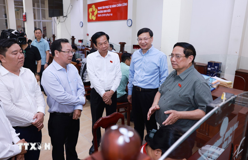 Thủ tướng Phạm Minh Chính thăm, kiểm tra tình hình hoạt động của Trung tâm Phục vụ hành chính công phường Ninh Kiều. (Ảnh: Dương Giang/TTXVN)