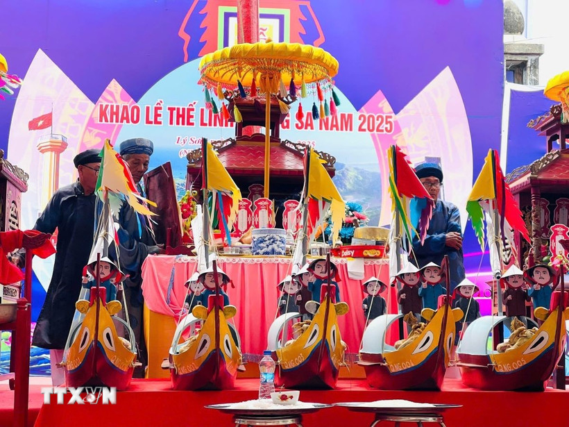 Những chiếc thuyền câu cùng vật tế lễ tại lễ Khao lề. (Ảnh: TTXVN phát)