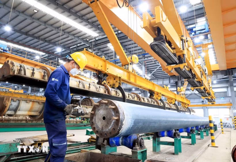 Hoạt động sản xuất tại xưởng sản xuất trụ bêtông ly tâm của doanh nghiệp có vốn đầu tư trực tiếp nước ngoài (FDI). (Ảnh: Hồng Đạt/TTXVN)