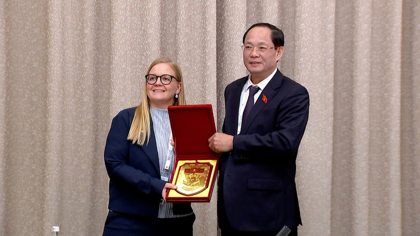 Phó Chủ tịch Quốc hội Trần Quang Phương tặng quà lưu niệm cho Phó Chủ tịch Quốc hội Thụy Điển Julia Kronlid. (Nguồn: Quốc hội)