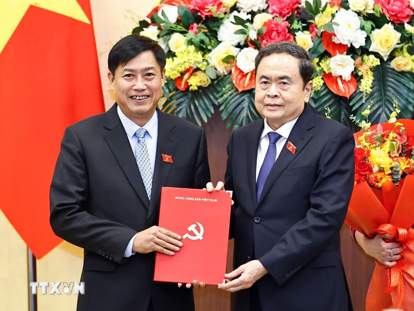 Chủ tịch Quốc hội Trần Thanh Mẫn trao Quyết định Bí thư Đảng ủy, Chủ nhiệm Ủy ban Công tác đại biểu, Trưởng Ban Tổ chức Đảng ủy Quốc hội cho ông Nguyễn Hữu Đông. (Ảnh: Doãn Tấn/TTXVN)