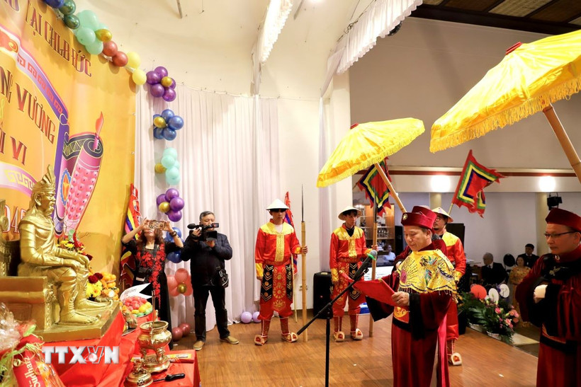 Ông Nguyễn Đắc Nghiệp, Trưởng ban tổ chức Lễ Giỗ Tổ Hùng vương, đã tiến hành nghi lễ đọc Văn tế, dâng hương và lễ vật lên bàn thờ Tổ, tưởng nhớ 18 vị Vua Hùng. (Ảnh: Phương Hoa/TTXVN)