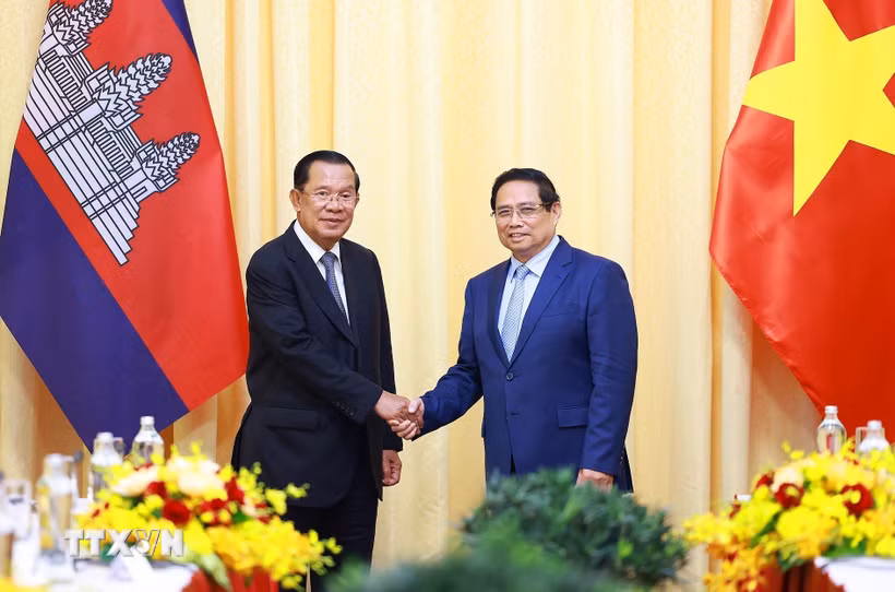 Thủ tướng Phạm Minh Chính hội kiến Chủ tịch Đảng Nhân dân Campuchia Hun Sen. (Ảnh: Dương Giang/TTXVN)