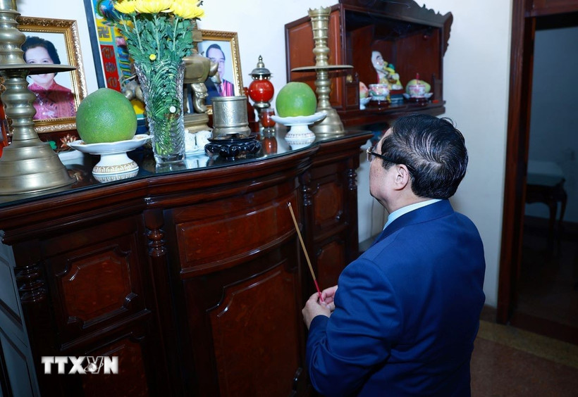 Thủ tướng Phạm Minh Chính thắp hương tưởng nhớ cố Thủ tướng Phan Văn Khải. (Ảnh: Dương Giang/TTXVN)