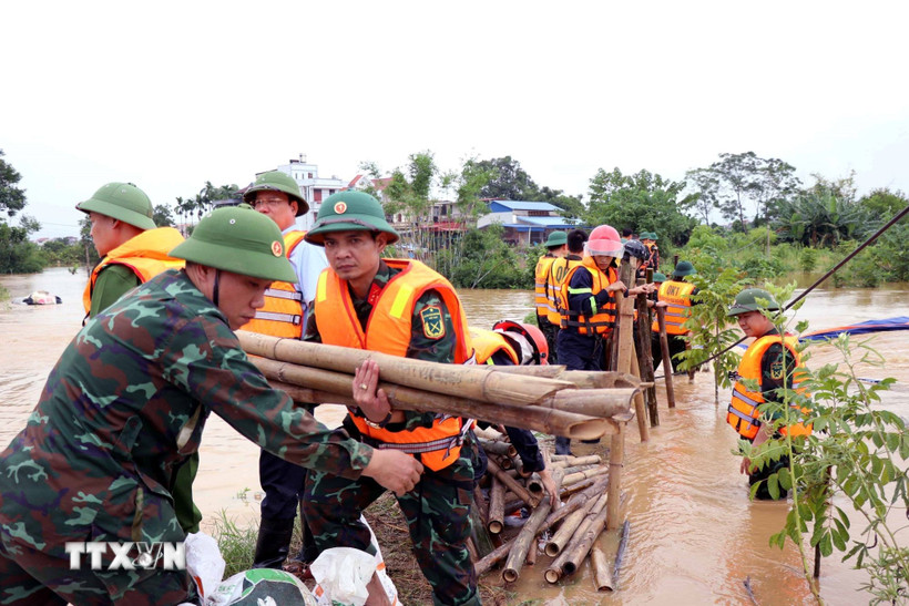Khẩn trương khắc phục sự cố vỡ đê bối sông Cầu. (Ảnh: Trần Trang/TTXVN)