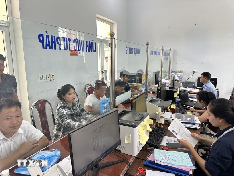 Cán bộ xã Đạo Trù giải quyết thủ tục hành chính cho người dân. (Ảnh: Nguyễn Thảo/TTXVN)