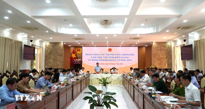 Đoàn công tác thành viên Chính phủ làm việc với UBND tỉnh Kiên Giang. (Ảnh: Văn Sĩ/TTXVN)