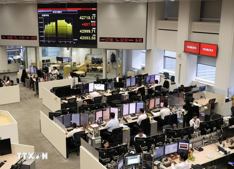 Quang cảnh phòng giao dịch tại một công ty chứng khoán ở Tokyo, Nhật Bản. (Ảnh: Kyodo/TTXVN)