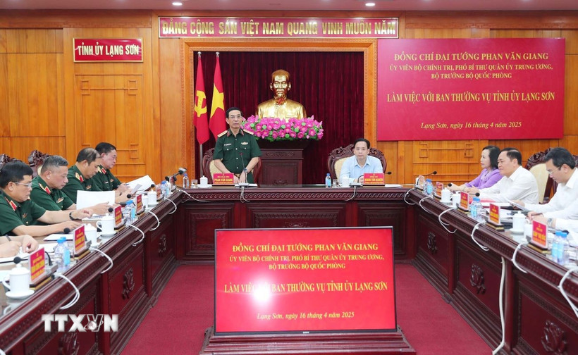 Bộ trưởng Quốc phòng Phan Văn Giang làm việc với Ban Thường vụ Tỉnh ủy Lạng Sơn. (Ảnh: Trọng Đức/TTXVN)