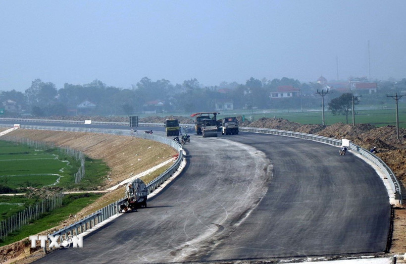 Công nhân thi công trên tuyến cao tốc Bắc-Nam, đoạn Bãi Vọt đến Can Lộc. (Ảnh: Công Tường/TTXVN)