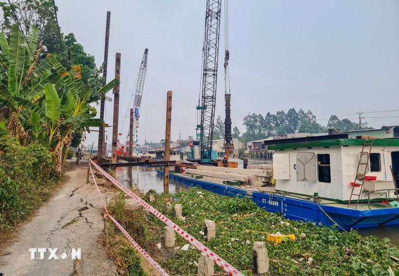 Thi công kè chống sạt lở khẩn cấp kênh Cái Sắn, đoạn qua xã Vĩnh Trinh, huyện Vĩnh Thạnh, thành phố Cần Thơ. (Ảnh: Thanh Liêm/TTXVN)