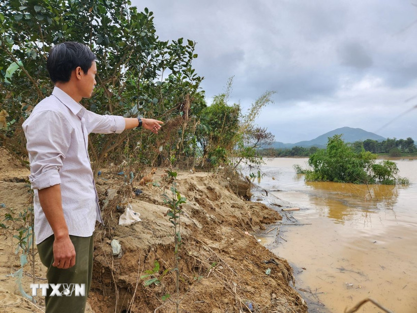 Khu vực sạt lở ven sông Hương, do ảnh hưởng các đợt mưa lũ lịch sử. (Ảnh: Mai Trang/TTXVN)