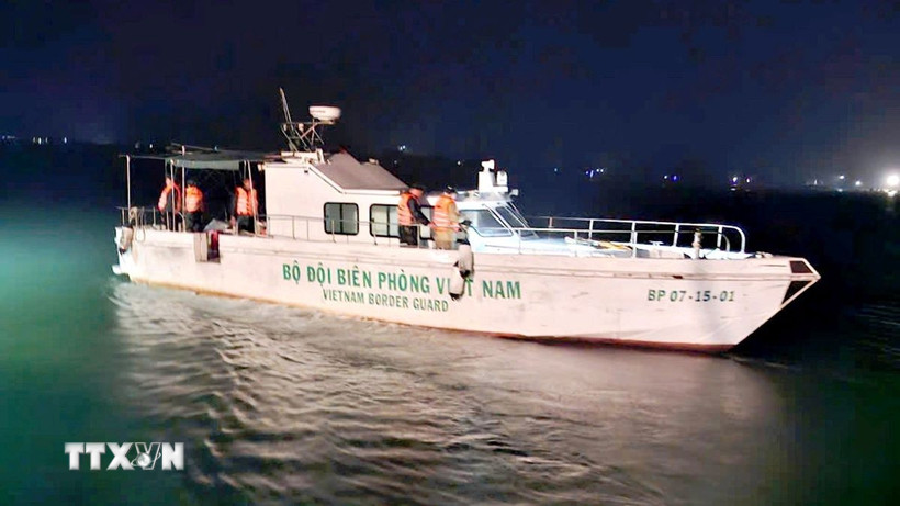 Đồn Biên phòng Cửa khẩu Cảng Gianh cùng Hải đội Biên phòng 1, tàu vận tải Khánh Minh 09 và một tàu đánh cá địa phương kịp thời phối hợp hỗ trợ cứu nạn hai ngư dân bị chìm thuyền. (Ảnh: TTXVN phát)