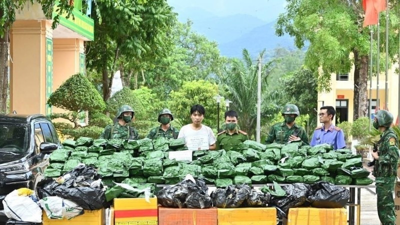 Một đối tượng và tang vật bị bắt giữ trong Chuyên án A825p. (Nguồn: Báo Biên phòng)