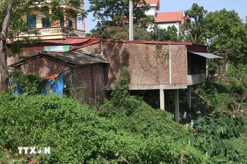 Công trình xây dựng trái phép trên hành lang đường giao thông thuộc thôn An Châu 1, xã Hoàng Hanh, thành phố Hưng Yên. (Ảnh Mạnh Khánh/TTXVN)