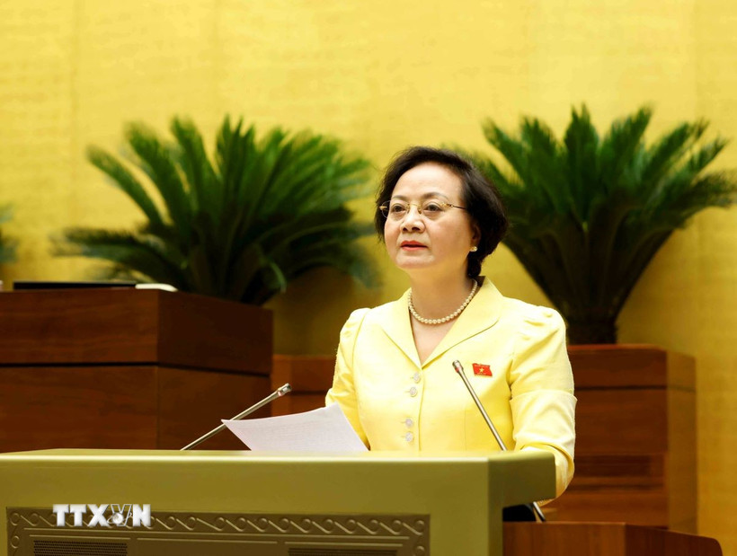 Bộ trưởng Bộ Nội vụ Phạm Thị Thanh Trà trình bày Tờ trình dự án Luật Cán bộ, công chức (sửa đổi). (Ảnh: Phương Hoa/TTXVN)