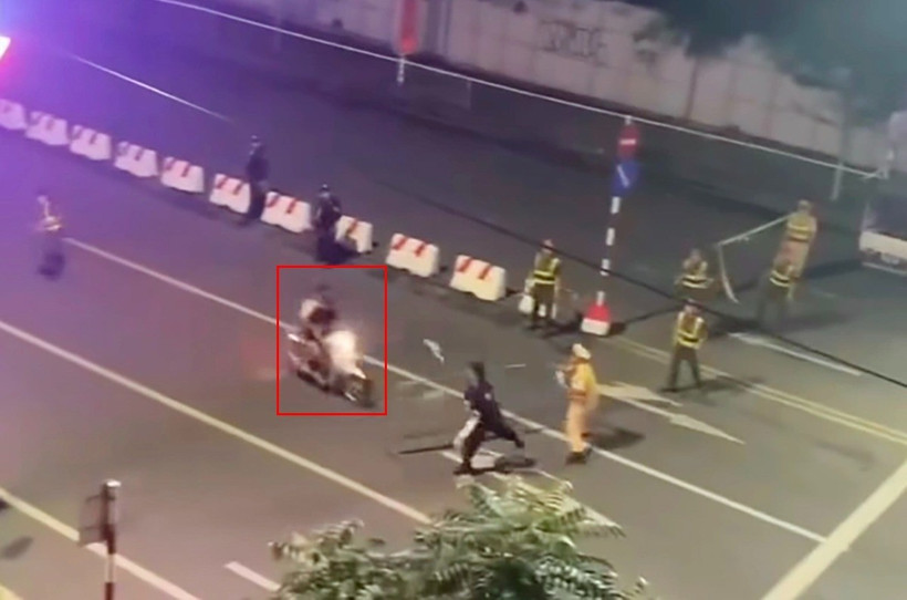 Hình ảnh hai thanh niên đâm vào cảnh sát được video ghi lại. (Ảnh: Cắt từ video)