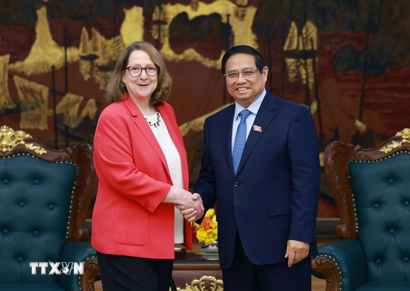 Thủ tướng Phạm Minh Chính tiếp bà Reva Price, Chủ tịch Ủy ban Đánh giá Kinh tế và An ninh Hoa Kỳ-Trung Quốc. (Ảnh: Dương Giang/TTXVN)