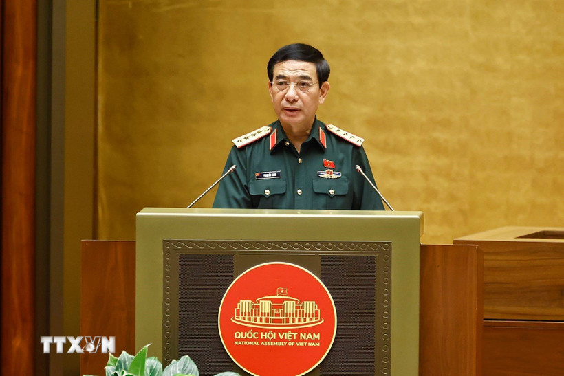 Bộ trưởng Bộ Quốc phòng Phan Văn Giang trình bày Tờ trình dự án các luật liên quan đến quốc phòng-an ninh. (Ảnh: Doãn Tấn/TTXVN)