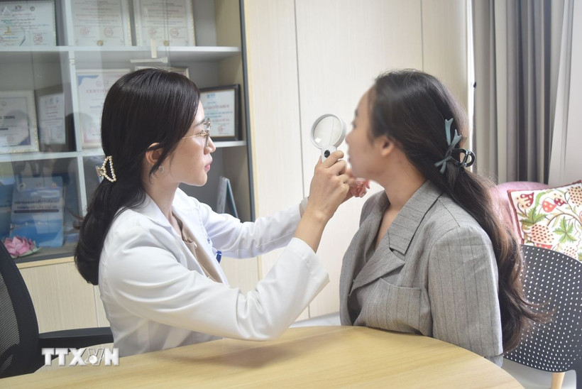 Bác sỹ tại Đơn vị Da liễu-Thẩm mỹ da, Bệnh viện Đại học Y Dược Buôn Ma Thuột, thăm, khám cho bệnh nhân. (Ảnh: Nguyên Dung/TTXVN)
