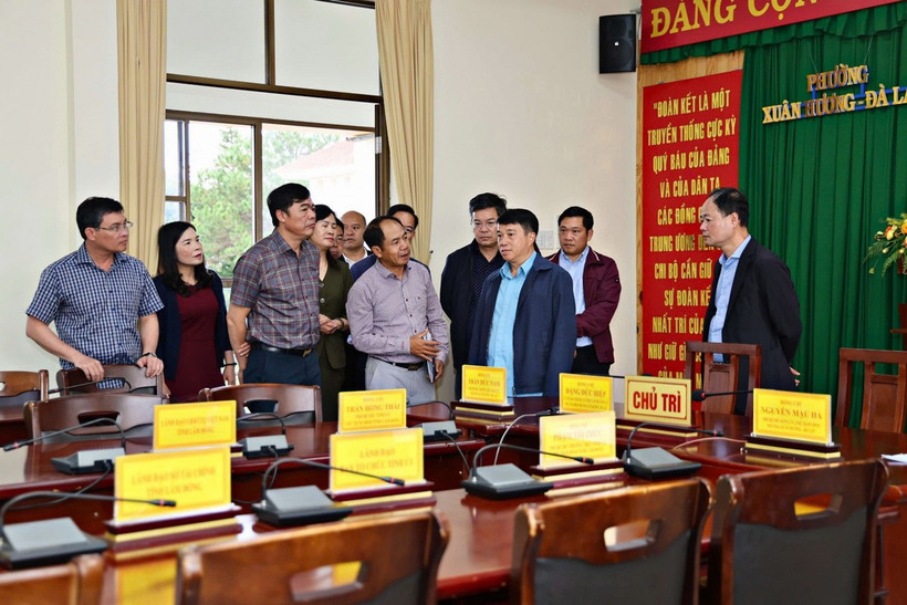 Lãnh đạo tỉnh Lâm Đồng kiểm tra công tác chuẩn bị vận hành thử nghiệm tổ chức hoạt động của chính quyền cấp xã tại phường Xuân Hương-Đà Lạt. (Nguồn: Báo Lâm Đồng)