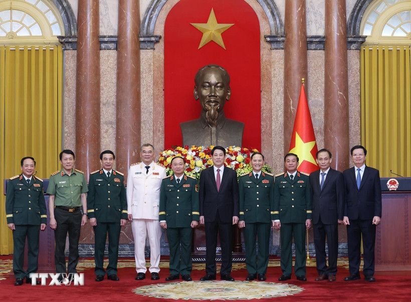 Chủ tịch nước Lương Cường, lãnh đạo Đảng, Nhà nước với các đồng chí được thăng quân hàm, cấp bậc hàm Thượng tướng. (Ảnh: Lâm Khánh/TTXVN)