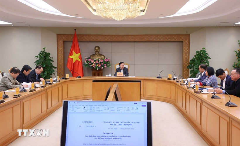 Phó Thủ tướng Trần Hồng Hà chủ trì cuộc họp. (Ảnh: Văn Điệp/TTXVN)