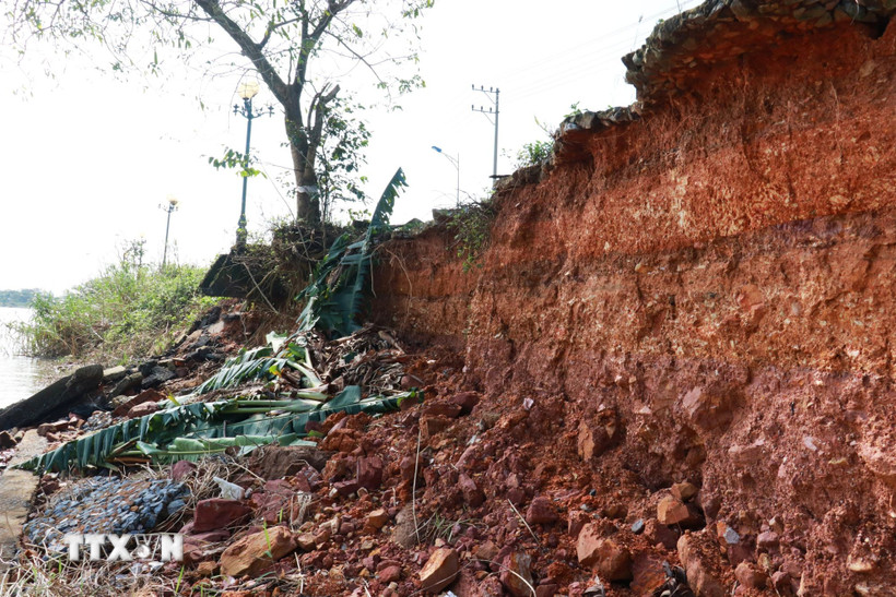 Bờ kè bị sụt lún tạo thành các hàm ếch sâu ăn vào vỉa hè đường Trần Thánh Tông. (Ảnh: Tường Vi/TTXVN)