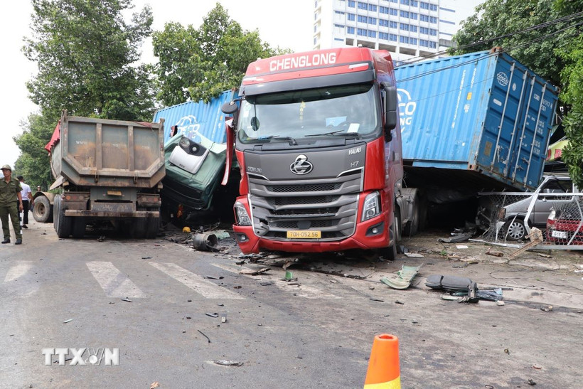 Hiện trường vụ tai nạn. (Ảnh: Văn Hướng/TTXVN)