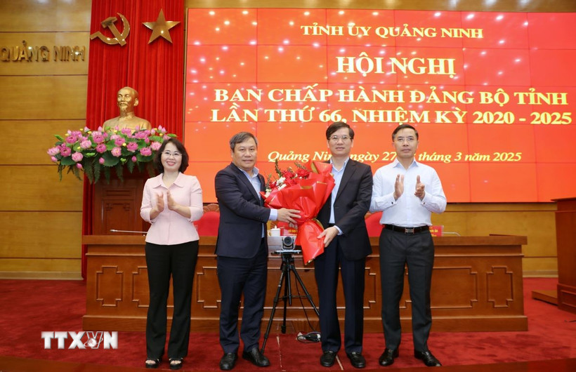 Ban Thường vụ tỉnh ủy Quảng Ninh tặng hoa chúc mừng tân Phó Bí thư Tỉnh ủy Vũ Quyết Tiến. (Ảnh: TTXVN phát)