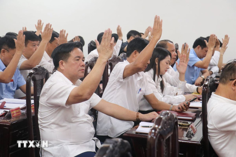 Các đại biểu biểu quyết thông qua Nghị quyết tại Kỳ họp. (Ảnh: Vũ Quang/TTXVN)