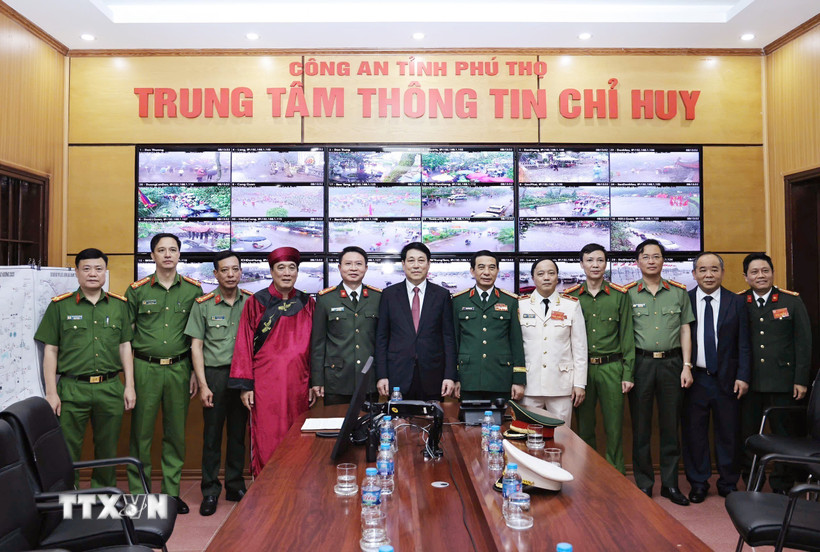 Chủ tịch nước Lương Cường với đại biểu và cán bộ, chiến sỹ Trung tâm thông tin chỉ huy Công an tỉnh Phú Thọ. (Ảnh: Lâm Khánh/TTXVN)