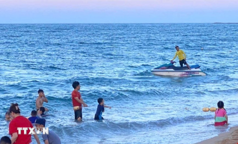 Môtô nước của người dân hoạt động gần bãi biển thành phố Tuy Hòa. (Ảnh: Tường Quân/TTXVN)