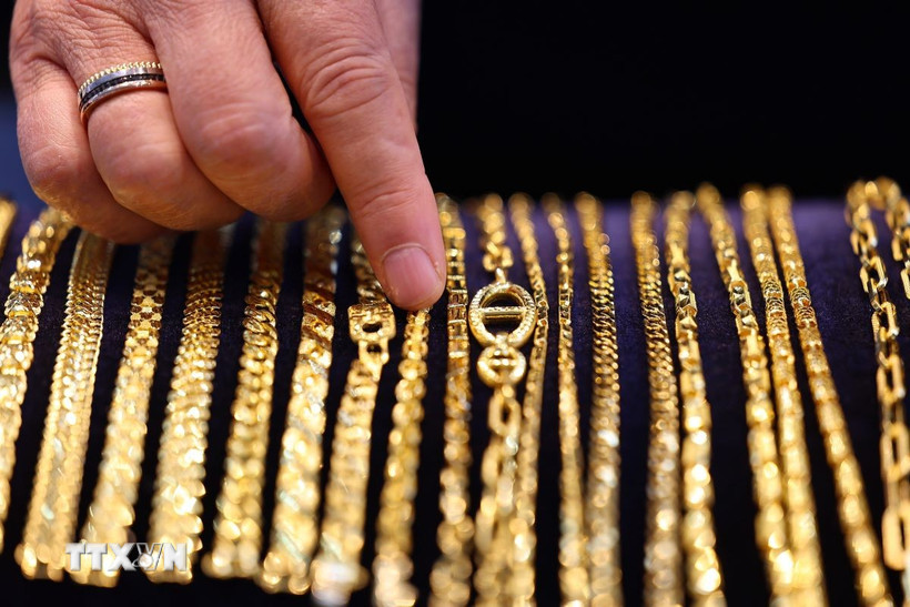 Trang sức vàng được bày bán tại tiệm kim hoàn ở Seoul, Hàn Quốc. (Ảnh: Yonhap/TTXVN)