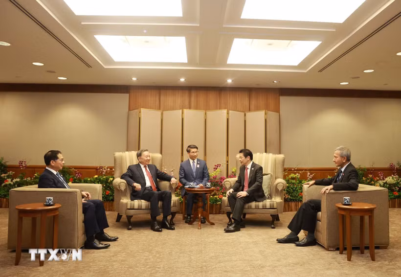Tổng Bí thư Tô Lâm và Thủ tướng Cộng hòa Singapore, Tổng Thư ký Đảng Hành động nhân dân Singapore (PAP) Lawrence Wong gặp hẹp. (Ảnh: Thống Nhất/TTXVN)