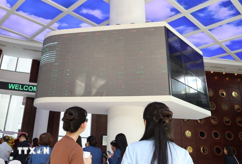 Nhà đầu tư theo dõi diễn biến thị trường cổ phiếu tại sàn HOSE. (Ảnh: Hứa Chung/TTXVN)