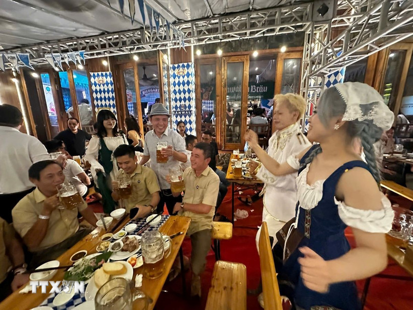 Biểu diễn giao lưu văn hóa tại Lễ hội bia Đức ở Đà Nẵng. (Ảnh: Trần Lê Lâm/TTXVN)