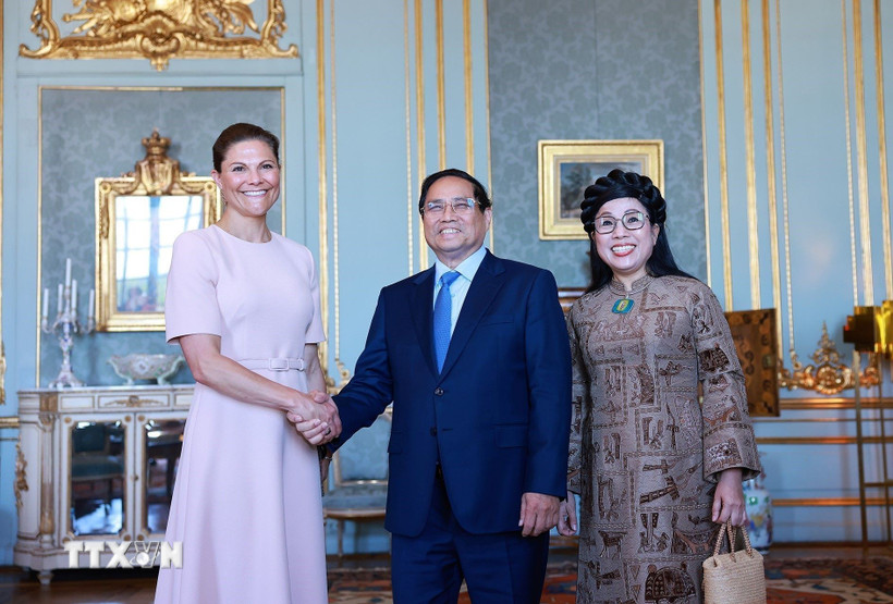 Thủ tướng Phạm Minh Chính và Phu nhân Lê Thị Bích Trân chào xã giao Công chúa Kế vị Victoria Ingrid Alice Désirée. (Ảnh: Dương Giang/TTXVN)