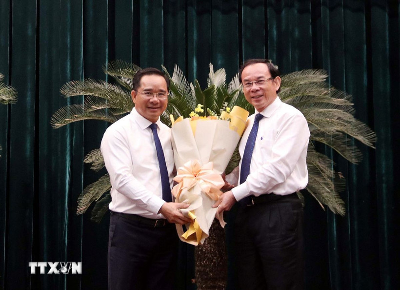 Ông Nguyễn Văn Nên (phải), Ủy viên Bộ Chính trị, Bí thư Thành ủy Thành phố Hồ Chí Minh chúc mừng Chủ tịch Ủy ban Nhân dân Thành phố Hồ Chí Minh Nguyễn Văn Được. (Ảnh: Xuân Khu/TTXVN)