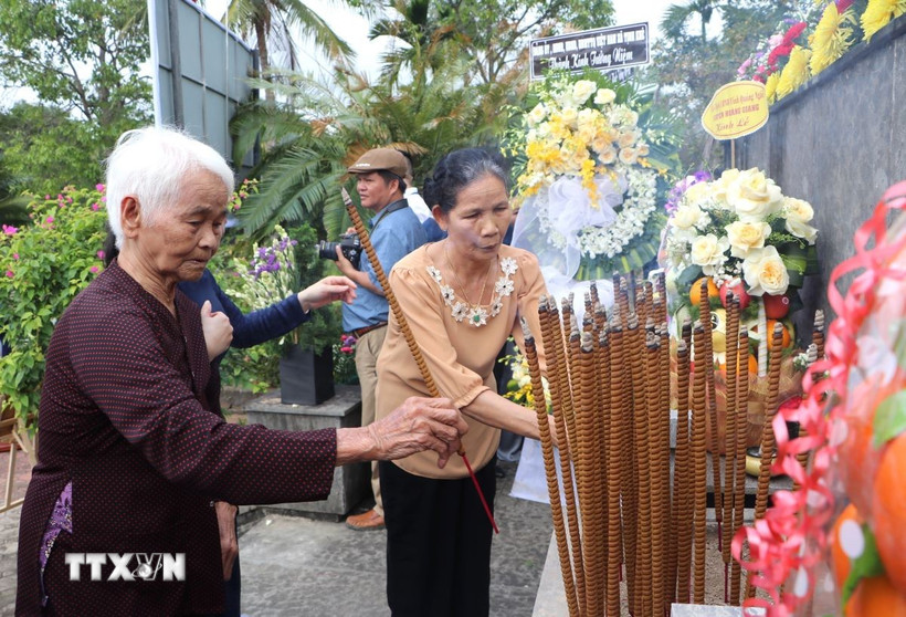 Thân nhân các nạn nhân vụ thảm sát dâng hương. (Ảnh: Đinh Hương/TTXVN)