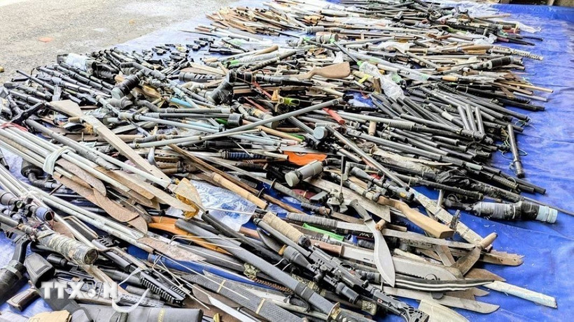 Số lượng công cụ hỗ trợ và vũ khí thô sơ Công an tỉnh An Giang tổ chức tiêu hủy. (Ảnh: TTXVN phát)