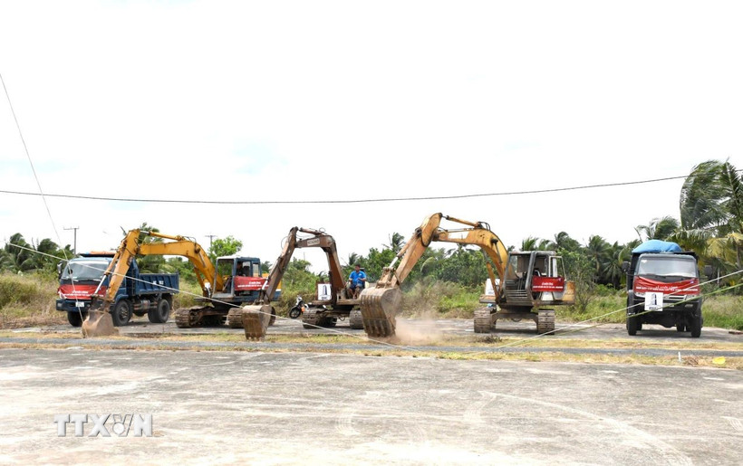 Các phương tiện cơ giới thi công dự án. (Ảnh: Thanh Hòa/TTXVN)