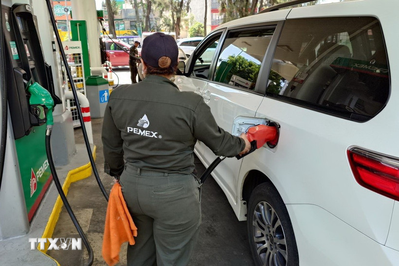 Một trạm bán xăng dầu tại trung tâm thủ đô Mexico City, Mexico. (Ảnh: Phi Hùng/TTXVN)