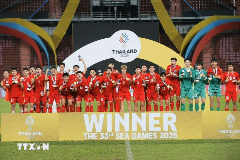 Các cầu thủ U22 Việt Nam nhận HCV bóng đá nam tại SEA Games 33. (Ảnh: Minh Quyết/TTXVN)