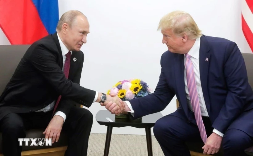 Tổng thống Nga Vladimir Putin (trái) và Tổng thống Mỹ Donald Trump tại cuộc gặp bên lề hội nghị thượng đỉnh G20 ở Osaka, Nhật Bản, ngày 28/6/2019. Ảnh: Getty Images/TTXVN