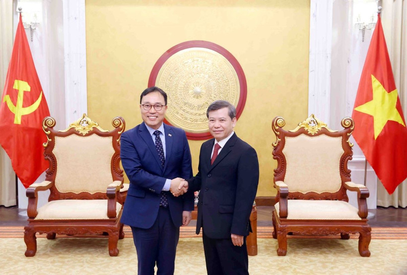 Chánh án Tòa án Nhân dân Tối cao Lê Minh Trí tiếp Đại sứ Hàn Quốc tại Việt Nam Choi Young Sam. (Ảnh: Phạm Kiên/TTXVN)