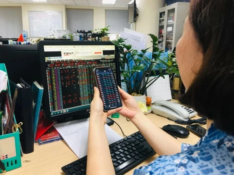 Cổ phiếu vốn hóa lớn bùng nổ, VN-Index áp sát mốc 1.370 điểm