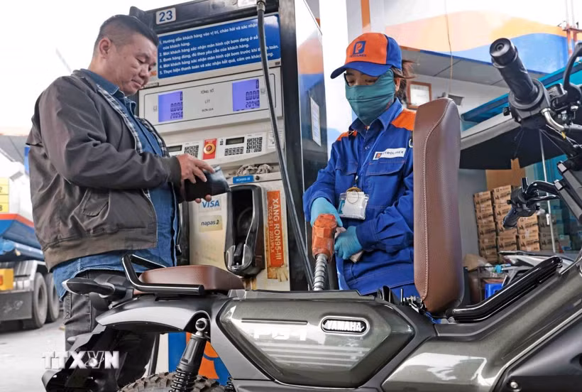 Mua, bán xăng tại điểm kinh doanh xăng dầu Petrolimex Trần Quang Khải, Hà Nội. (Ảnh: Trần Việt/TTXVN)