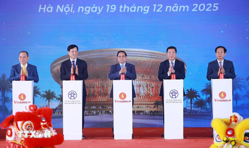 Thủ tướng Phạm Minh Chính và các đại biểu bấm nút khởi công, khánh thành, thông xe kỹ thuật các công trình, dự án. (Ảnh: Dương Giang/TTXVN)
